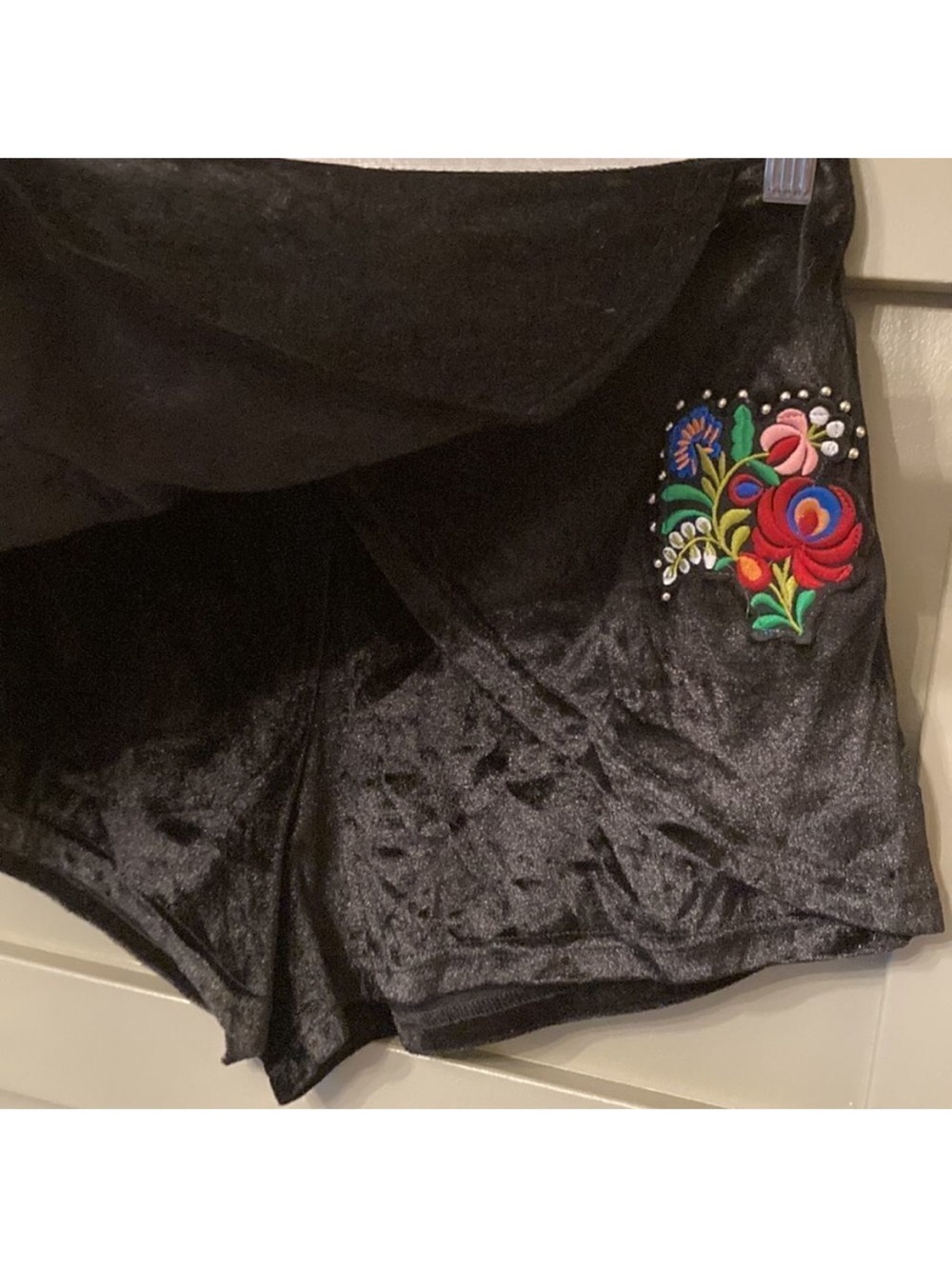 L'atiste By Amy Black Velvet Floral Embroidered Skort & Crop Top Set Size Small - Picture 12 of 15